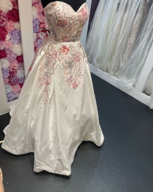 LQ Bridals: 2302099